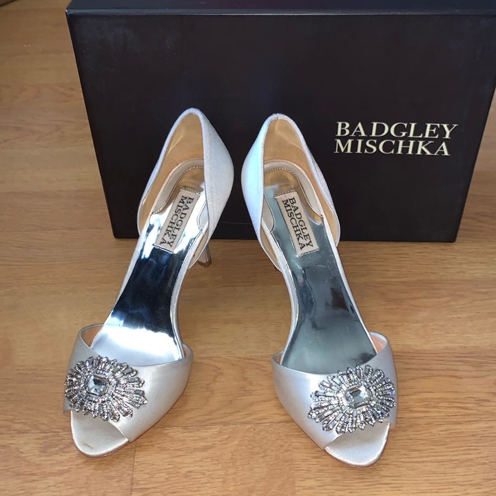 Euc (With Box) Badgley Mischka Jazmin White Satin Heels/ Pumps, Us 6m